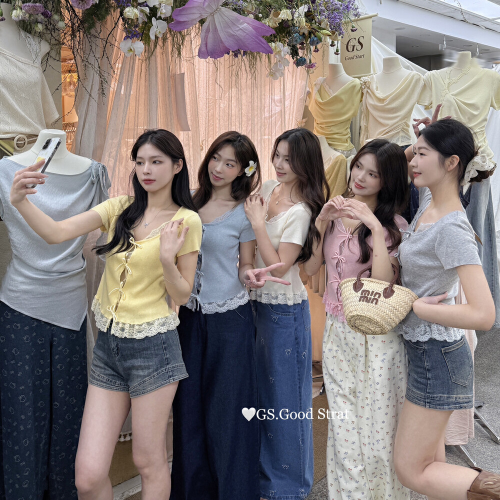GS.GOOD START blogger wears Korean gentle sweet hollow lace spliced ​​short sleeves to make women look slim