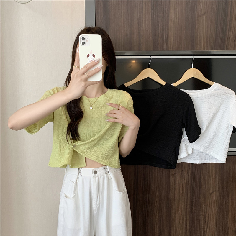 Real shot of women's short short-sleeved T-shirt