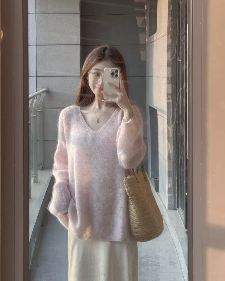Spring temperament and high-end purple women's 2025 spring new style this year's trend top