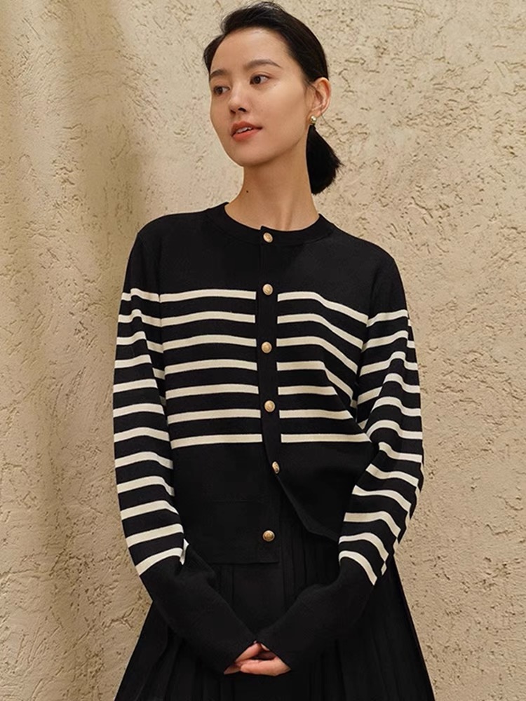 Simple contrasting striped knitted cardigan for women 2025 spring new retro gold button sweater