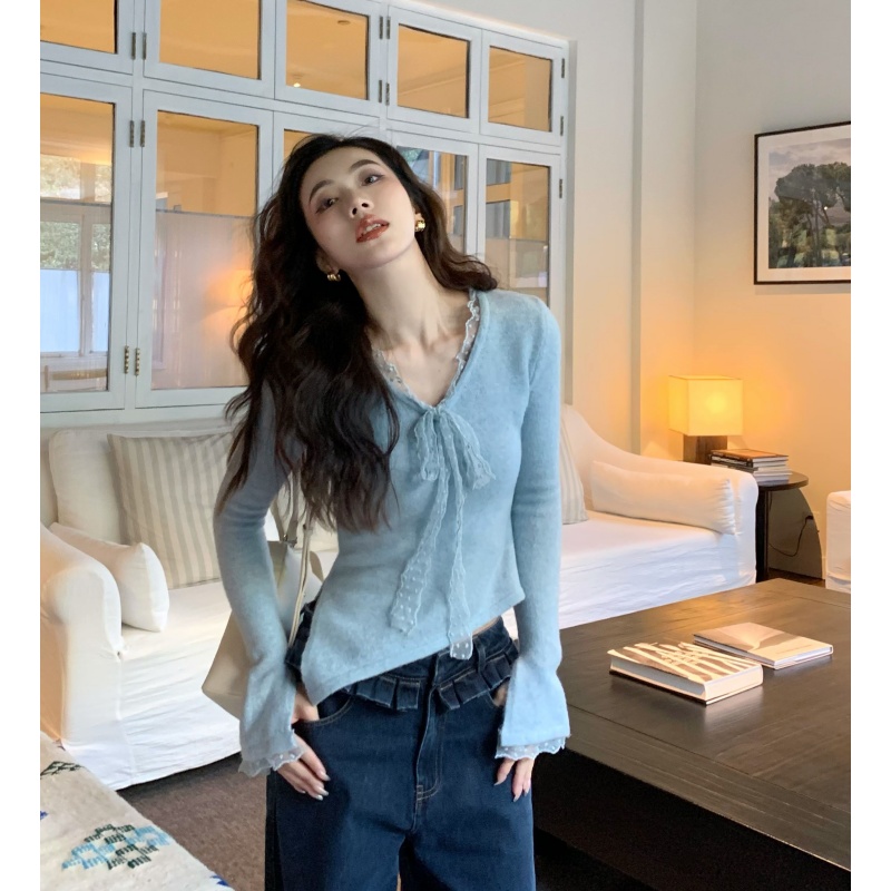 New lace spliced ​​V-neck knitted long-sleeved base shirt for women in autumn and winter, slightly flared cuffs, slim and beautiful top