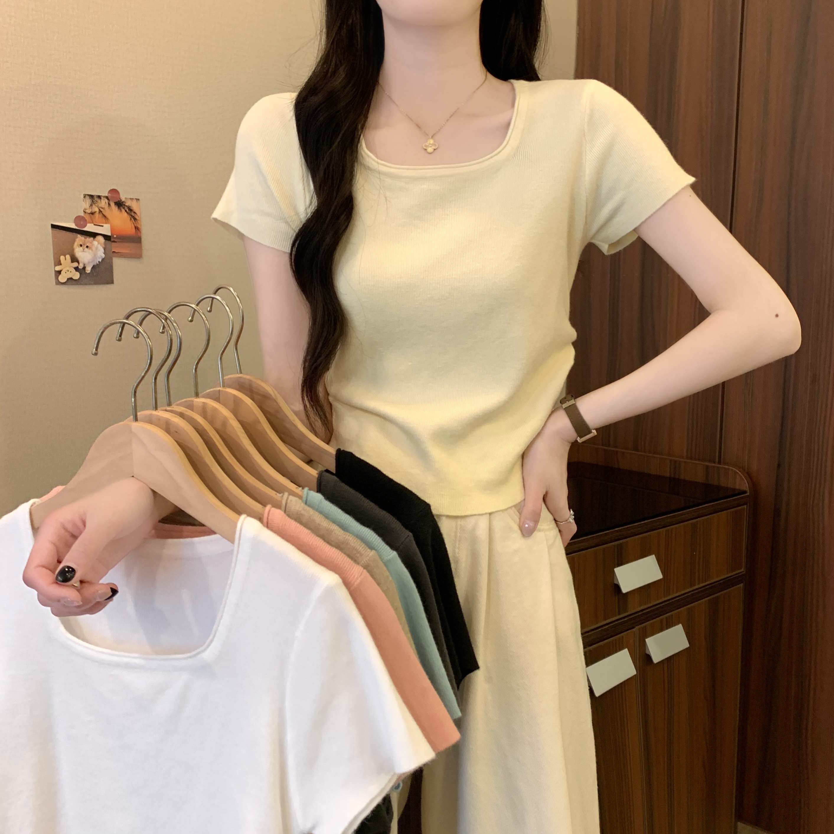Real shot of the new French front shoulder U-neck waist pleated slim fit and versatile temperament short-sleeved top