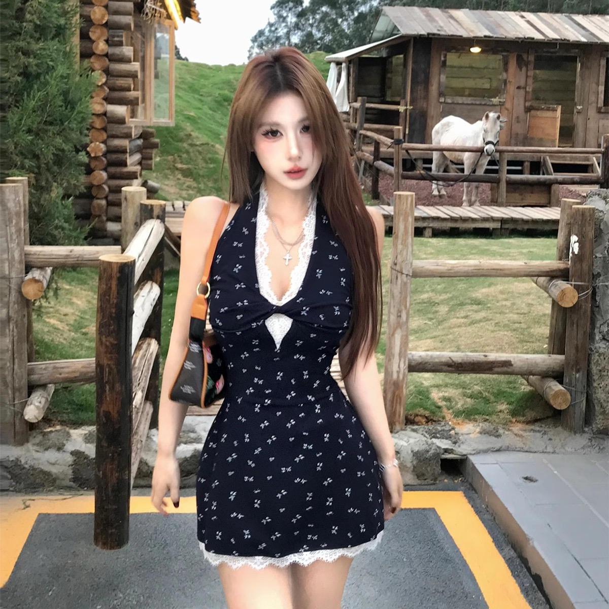 鋼琴假日蕾絲掛脖收腰連衣裙女春季設計感純欲裙子