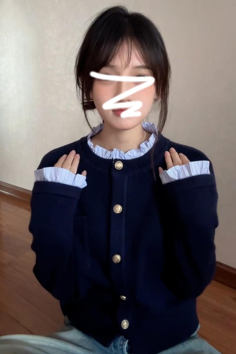 Design sense of black ear splicing fake two-piece sweater for women in spring and autumn small fragrance style navy blue short sweater jacket