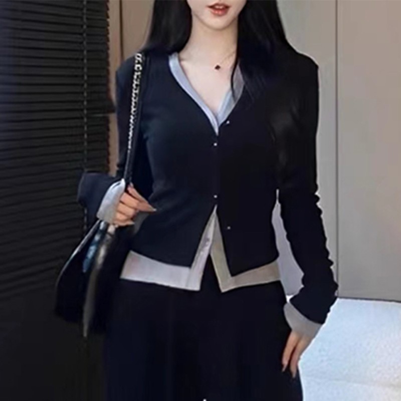 South Korea's Dongdaemun is a unique Hong Kong style two-piece V-neck top for women's niche slim spring inner bottoming shirt