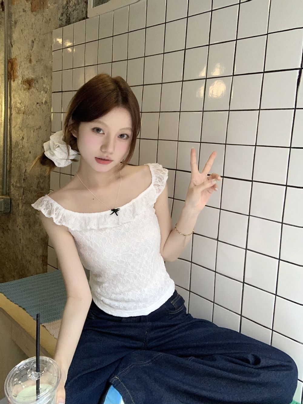 Real shot of lacy stretch lace vest for women in summer slim fit and slim flying sleeves layered top