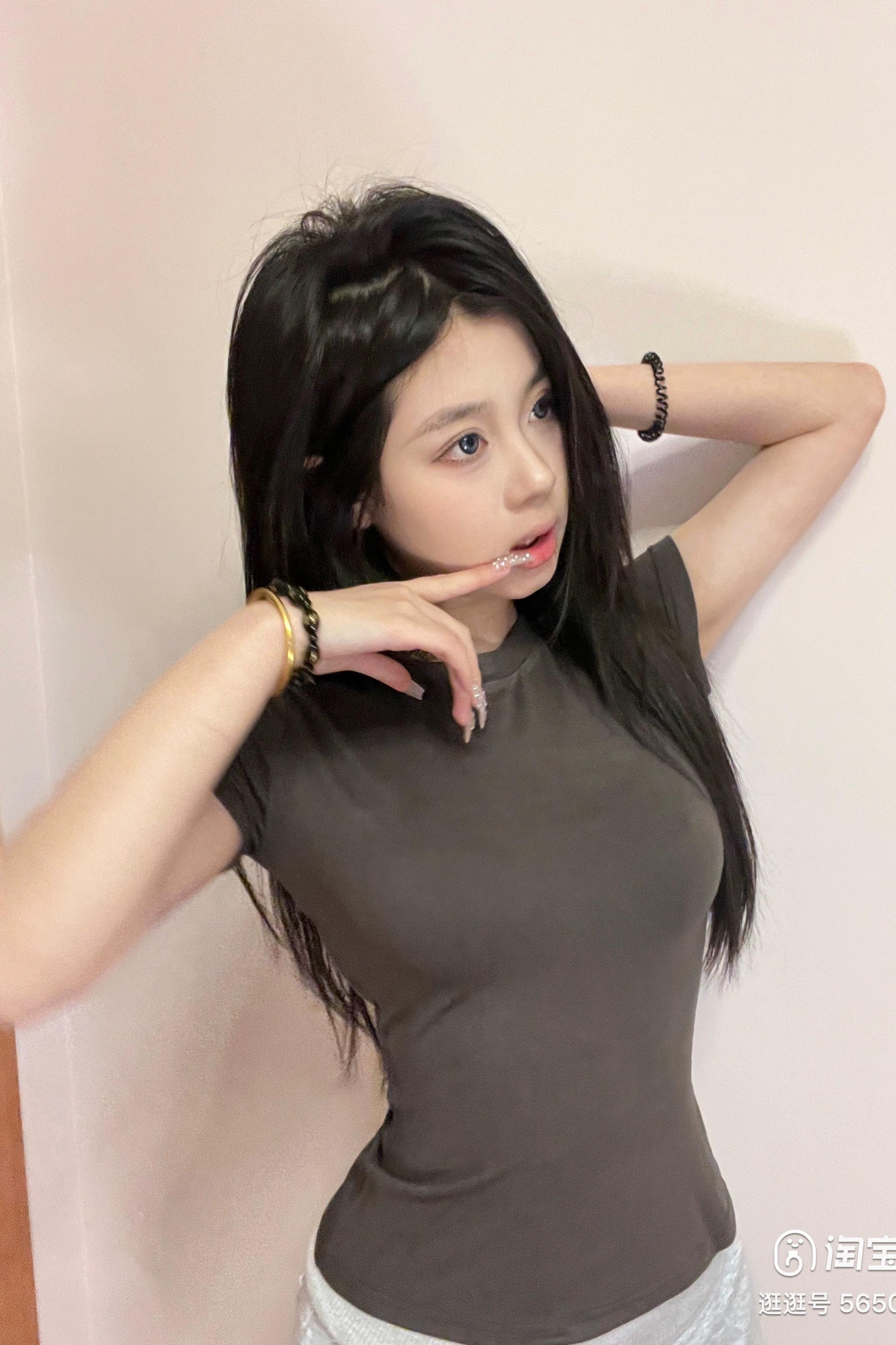 Korean chic2025 new summer short-sleeved T-shirt for women's tea art hot girls slim thin solid color shoulder top trendy