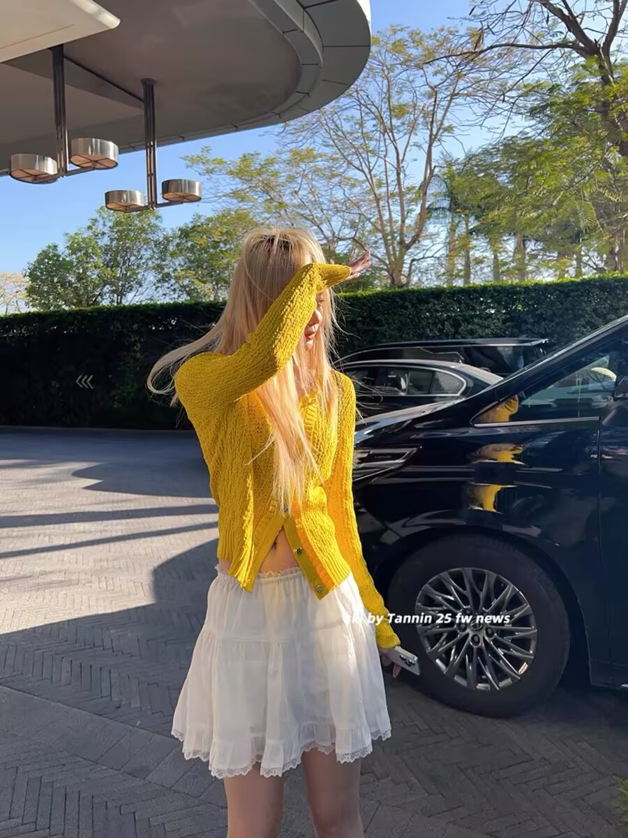 e-Yellow hollow round neckline makes you look slim and slim-fitting cardigan for women