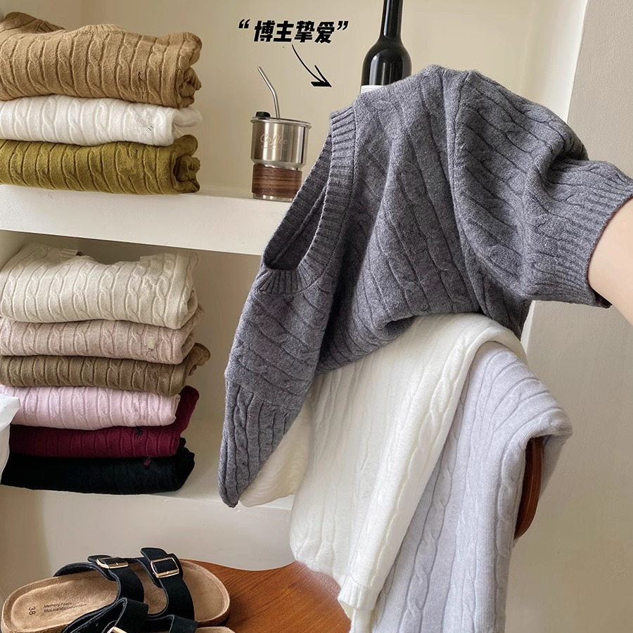 Retro and fashionable old Qian Xiaomao embroidered short-sleeved twist sweater for women in autumn, wearing glutinous chick half-sleeved sweater on the outside