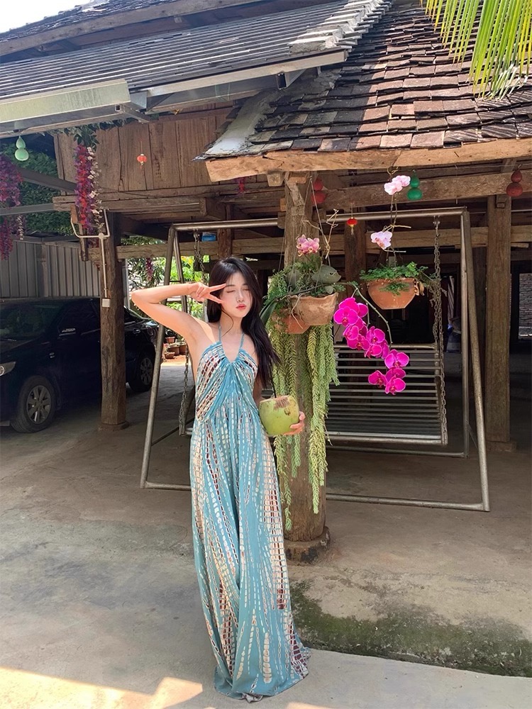 西雙版納泰國復古波西米亞掛脖吊帶連衣裙女性感露背海邊度假長裙