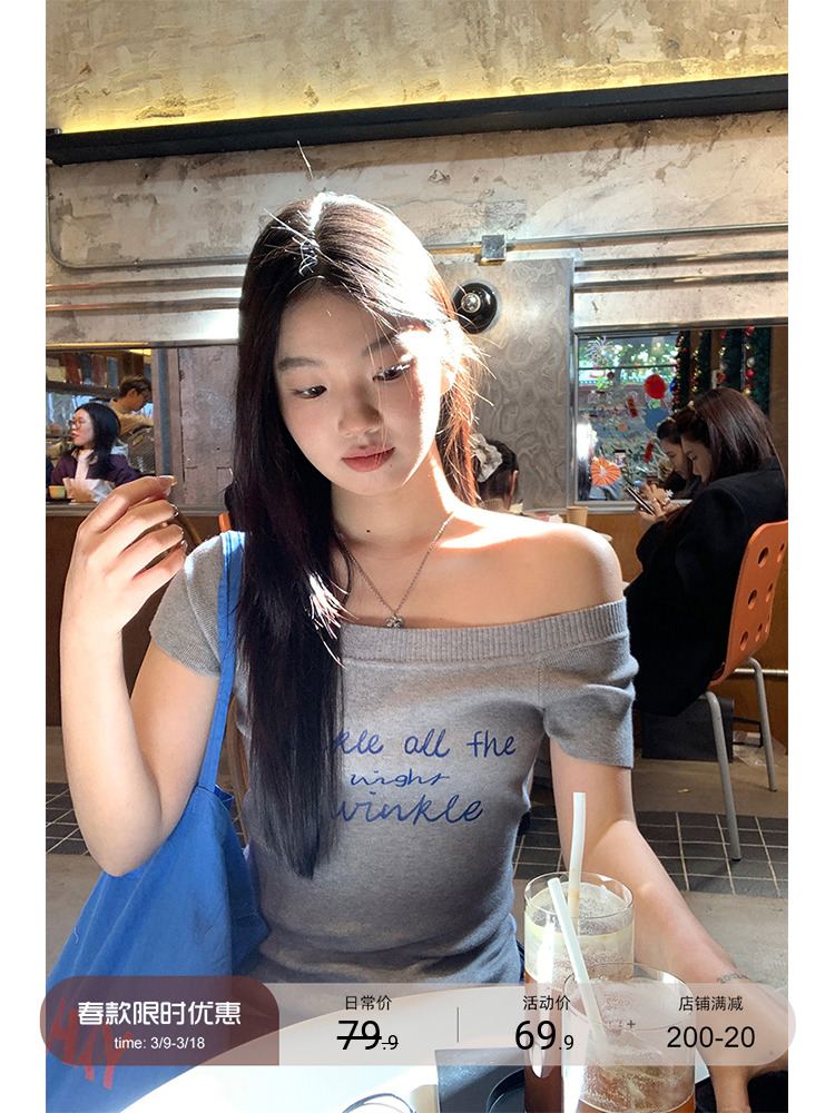 Korean chic short-sleeved T-shirt summer off-shoulder gray chic Korean off-shoulder knitted design one-shoulder top