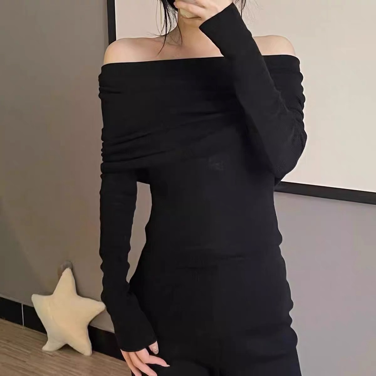 French one-shoulder knitted top for women with autumn white collarbone thin slim and off-shoulder long-sleeved sweater sweater