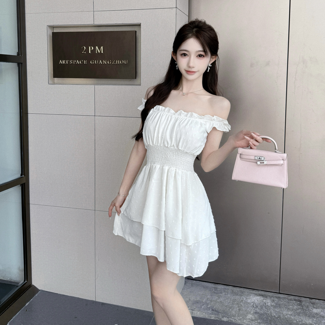 Real-life design sense niche pure and lustless dress for women with waist-hugging slimming pleated U-neck puffy skirt