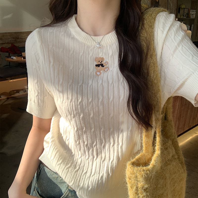 White knitted short-sleeved 2025 summer college style shoulder t-shirt twist sweater cute bear top