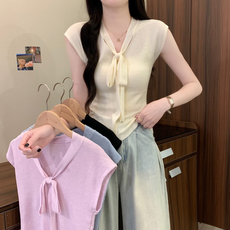 Real shot of the new summer temperament V-neck strap sleeveless beautiful temperament slim and versatile knitted sweater