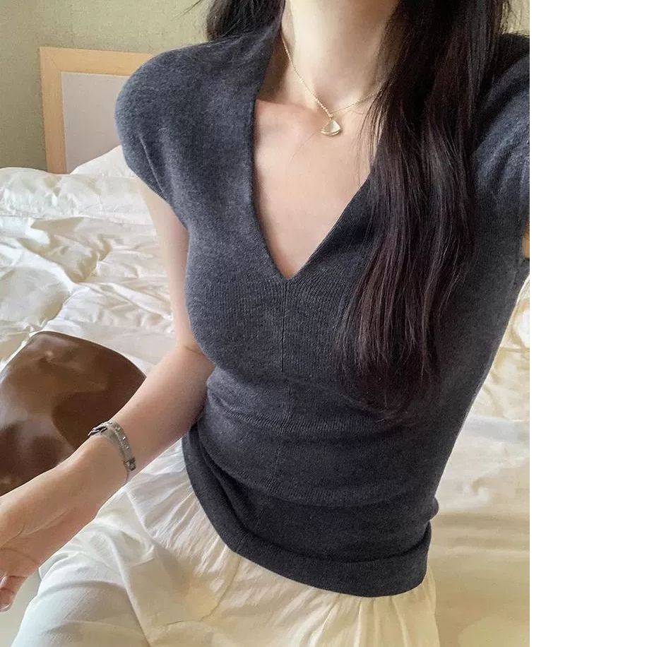 Korean high-end and beautiful V-neck vest thin sleeveless slim sweater for women in summer new slim top