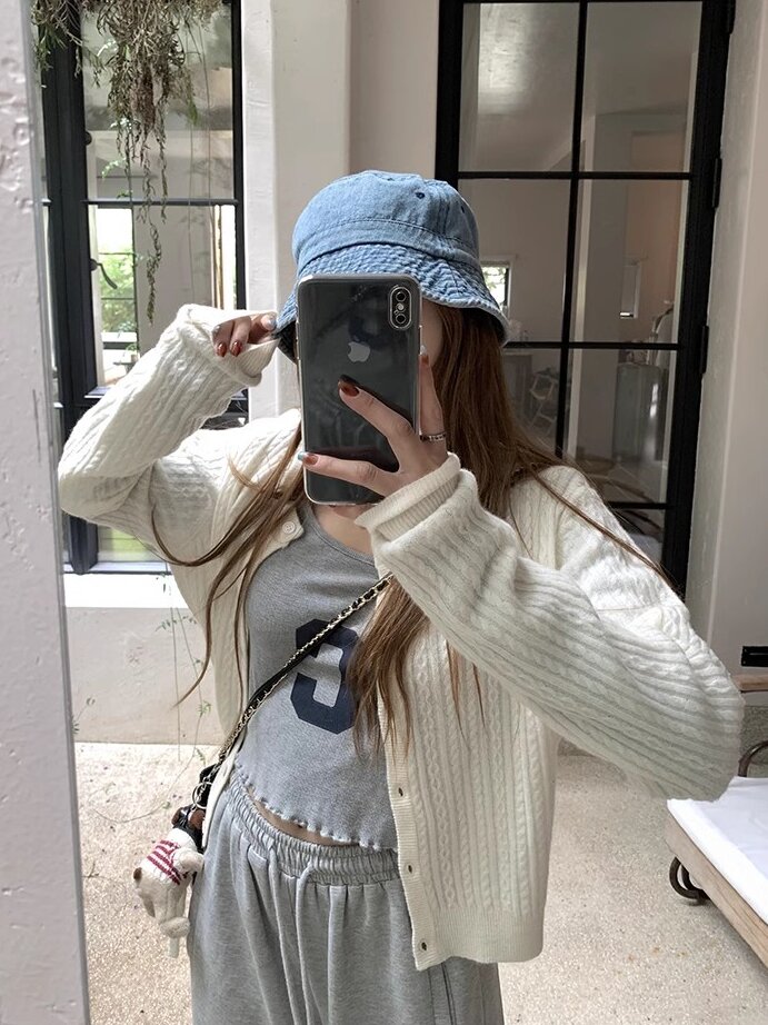 Huanghuangjia Mahua knitted cardigan 2025 new Korean version pit stripe design thin age-reducing jacket for women ins