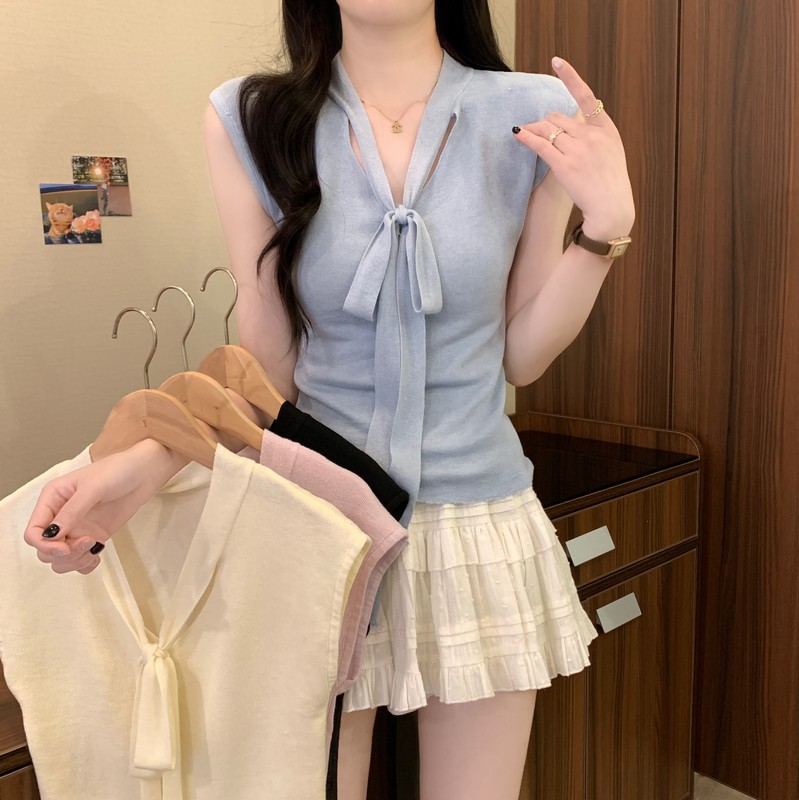 Real shot of the new summer temperament V-neck strap sleeveless beautiful temperament slim and versatile knitted sweater