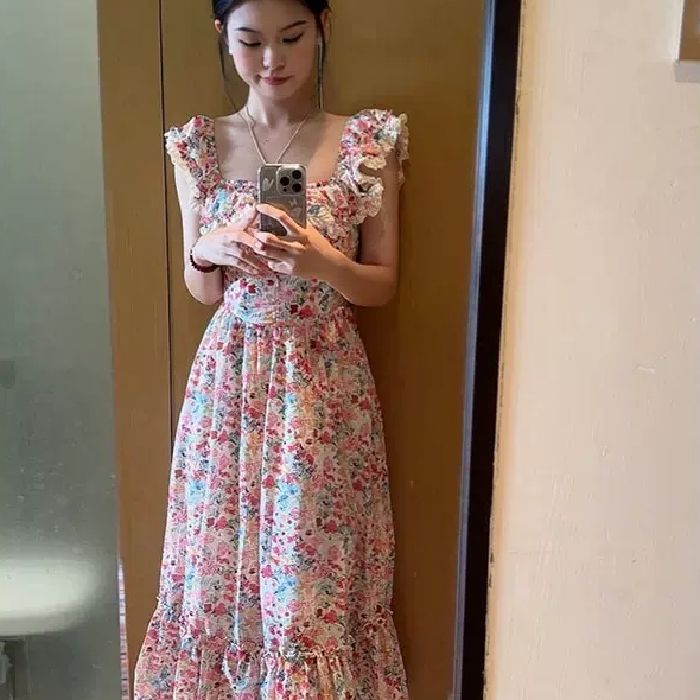 Original method + oil painting girl floral square collar dress slim and slim looking at the seaside vacation and leisure