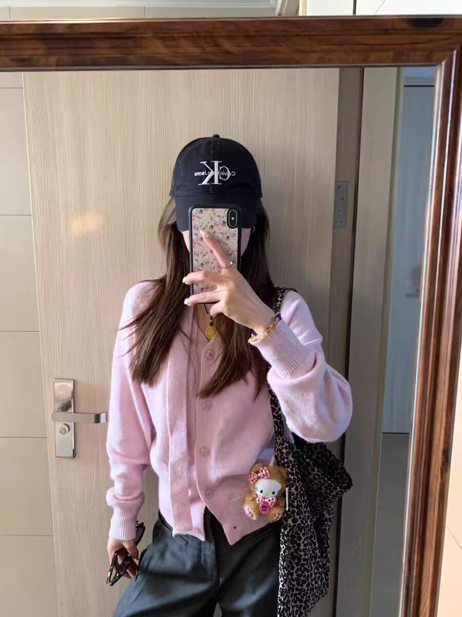 Pink V-neck knitted cardigan for women in spring 2025 new style chic Korean lazy style long-sleeved sweater top