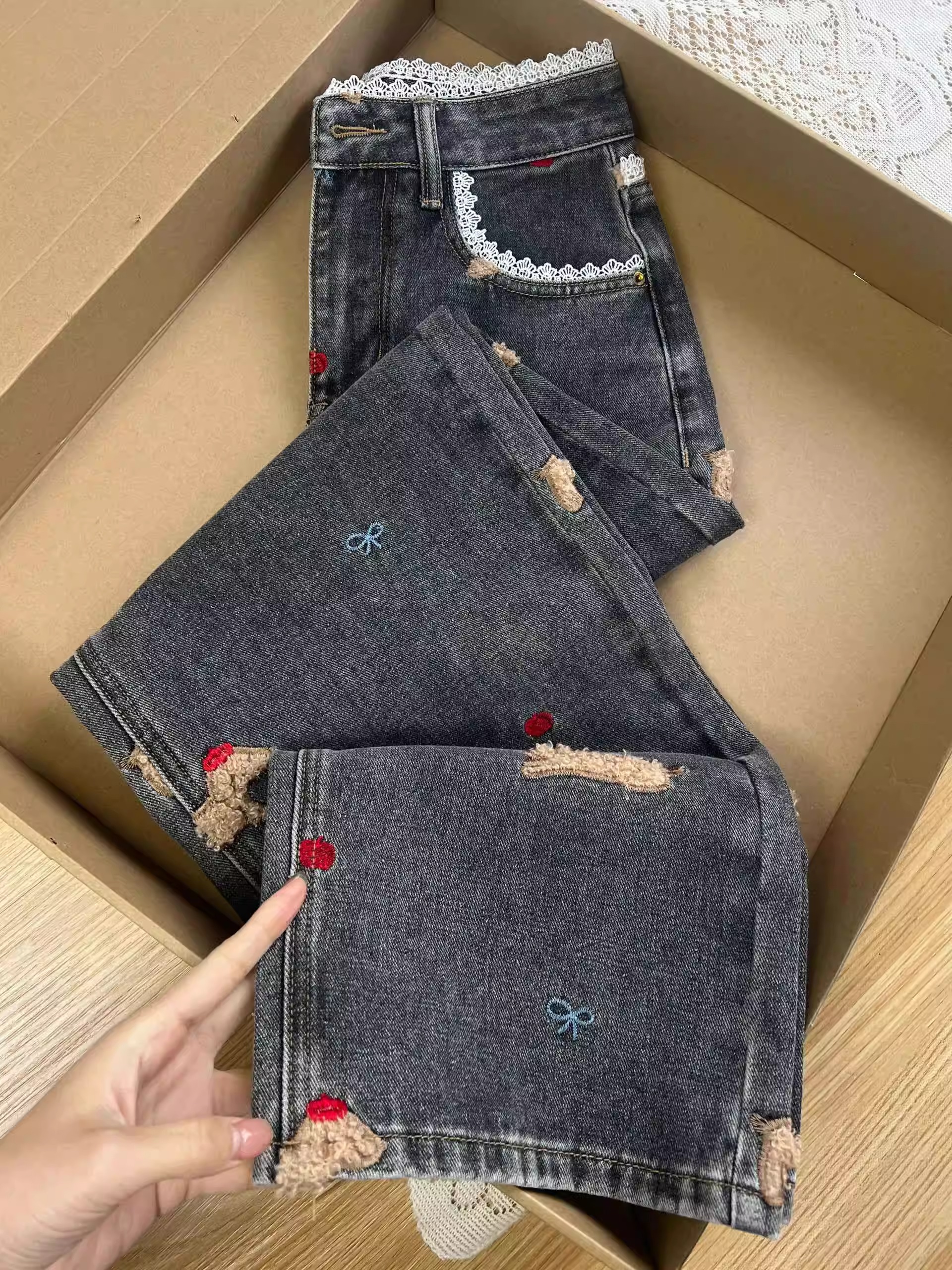 Effortless outfit!  Niche design lace-edged jeans for women's spring puppy embroidered straight pants