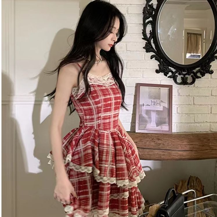 Pure and lustful small girl dress summer 2025 new suspender lace edge high waist slim plaid fluffy skirt