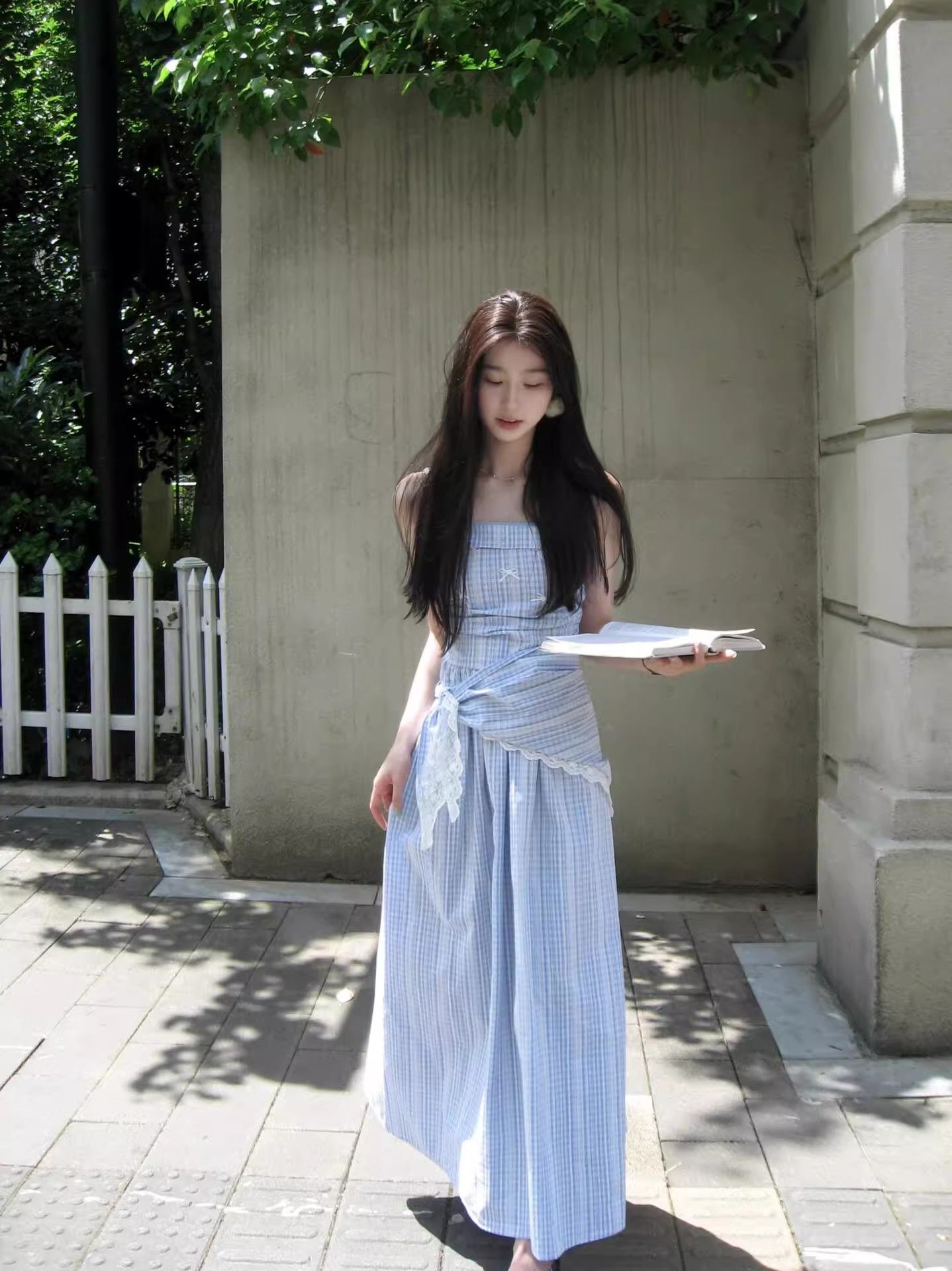 Blue retro mature style sleeveless plaid sling dress for women in summer slimness and waist-hugging skirt