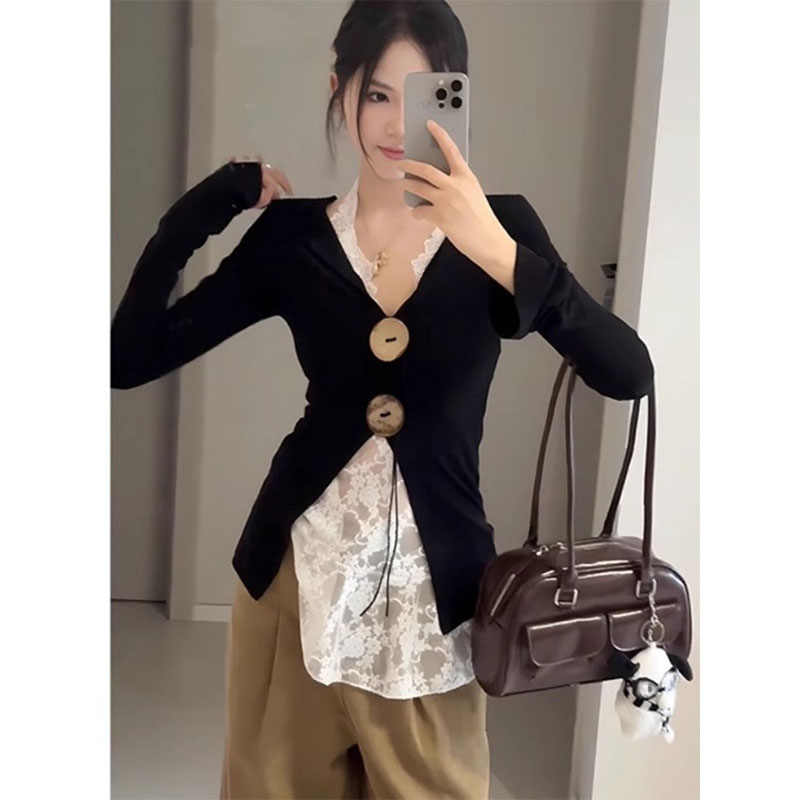 Soft and not tugged with white lace suspender women's neck top with V-neck and sleeveless vest