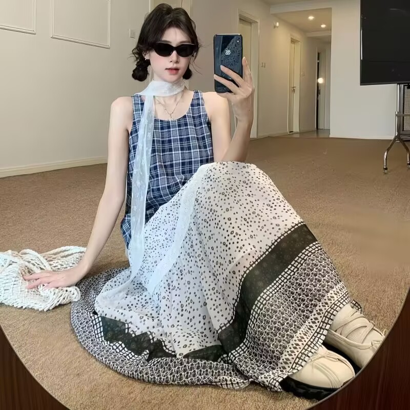 French plaid vest suspender top for women in summer new style small person wears seaside vacation two-piece skirt