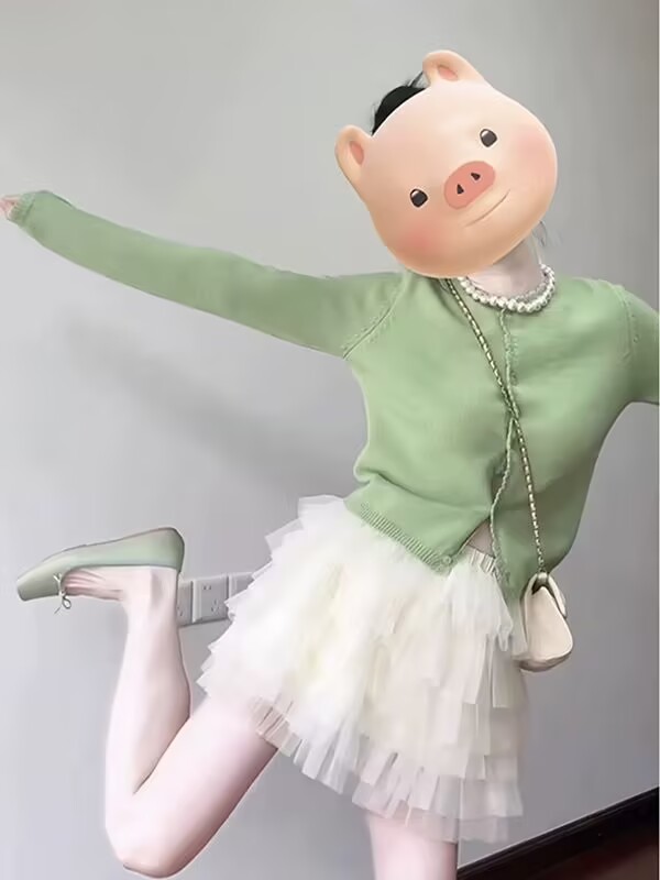 Korean fashionable lazy style slim and unique knitted sweater 2025 early spring super beautiful and age-reducing short skirt suit