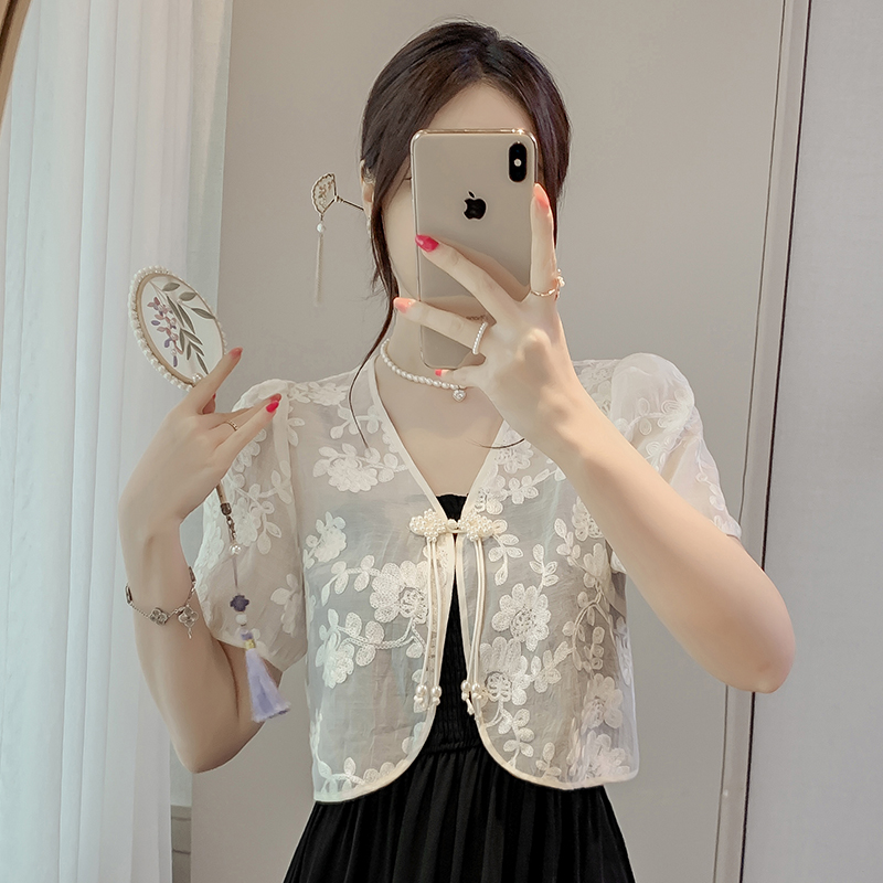Lace shawl 2025 new women's outer sun protection cardigan summer thin temperament high-end buckle short jacket