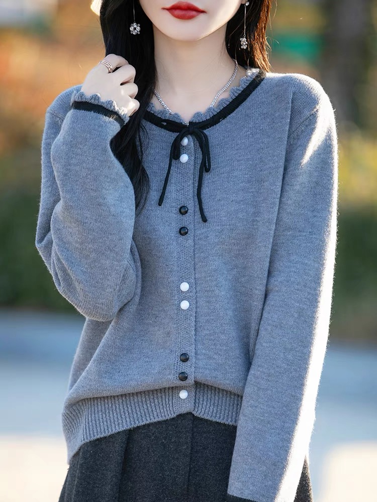 Bottom shirt for women in spring and autumn 2025 new style underwear fashionable autumn and winter age-reducing knitted tops large size women's strap sweater