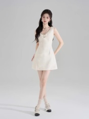 杏色重工釘珠v領無袖連衣裙女夏季高級感法式富家千金背心短裙子