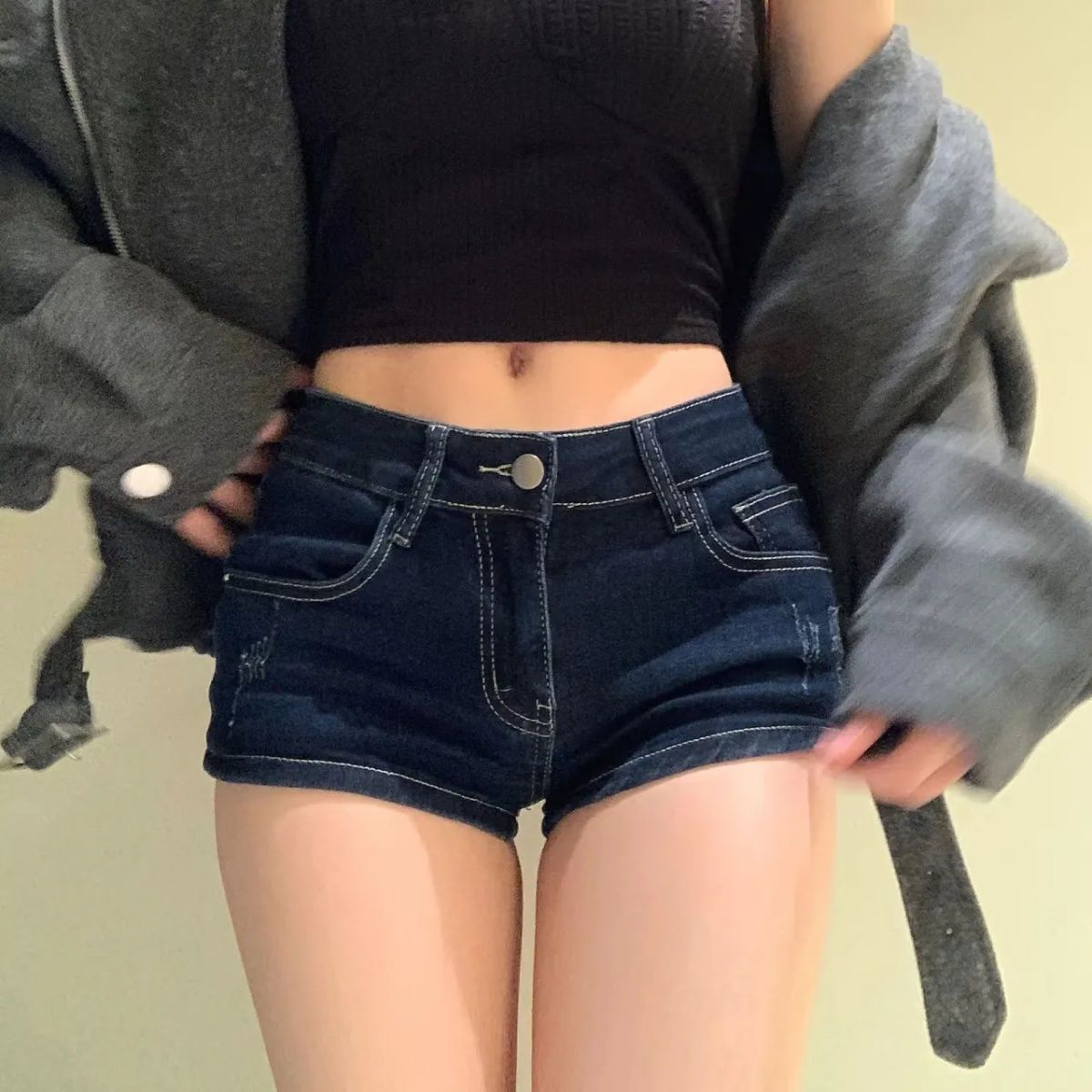 American hot girl low waist gripping tight denim shorts for women 2025 summer new slim fit slim hip hot pants