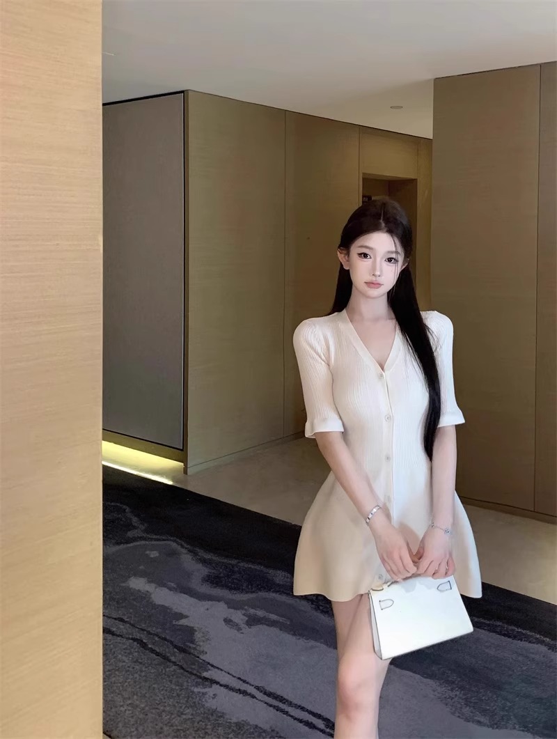 法式杏色針織短袖連衣裙女裝夏季氣質開衫短裙v領顯瘦收腰a字裙子