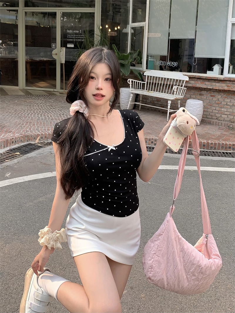 Real shot of miu-style polka dot short-sleeved top French girl pure sweet v-neck T-shirt women's short skirt suit