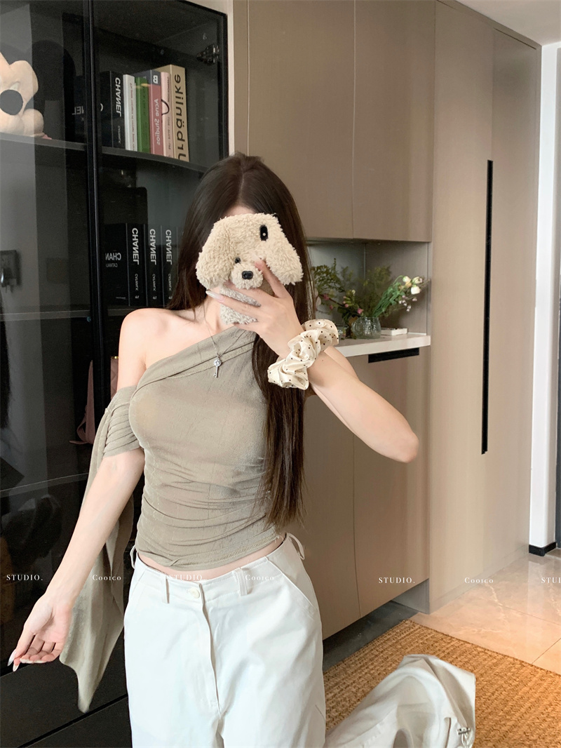 Real shot of female suspender vest, sexy slim and slim one-shoulder top, sleeveless backless woman