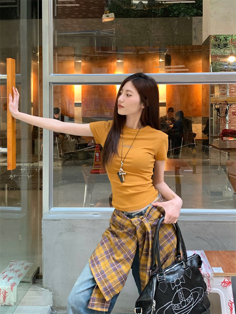 Real shot of short-sleeved T-shirt for women, slim-fitting top for women, lace-up plaid skirt and hem trousers at waist