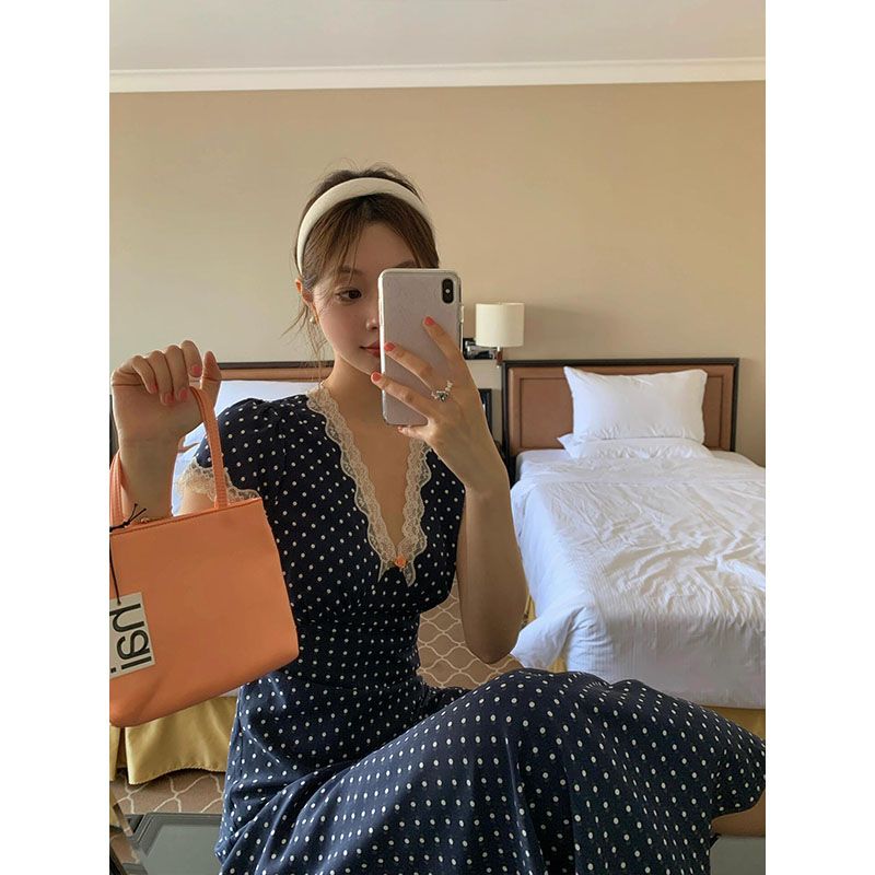 Pure and lustful style V-neck polka dot dress for women 2025 summer new design niche lace splicing long skirt