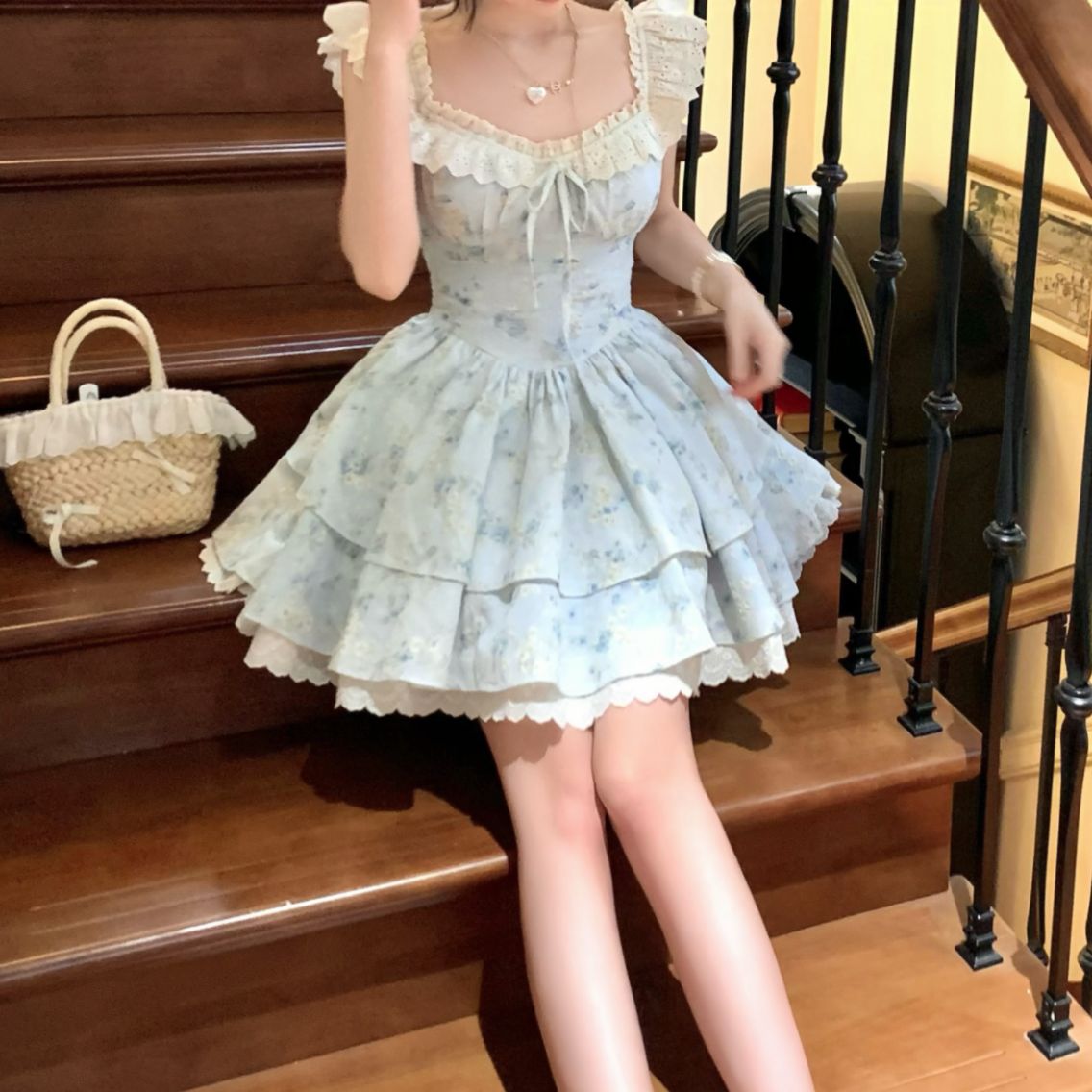 Sweet floral dress for women in summer new small flying sleeve design sense fairy princess skirt waist-hugging short skirt