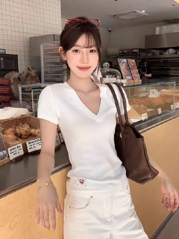 韓系簡約V領修身短袖t恤女春季個性貼標設計顯瘦收腰短款正肩上衣