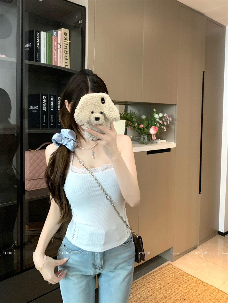 Real shot of women's suspender vest 2025 new summer outfit beautiful white French lace short top for women