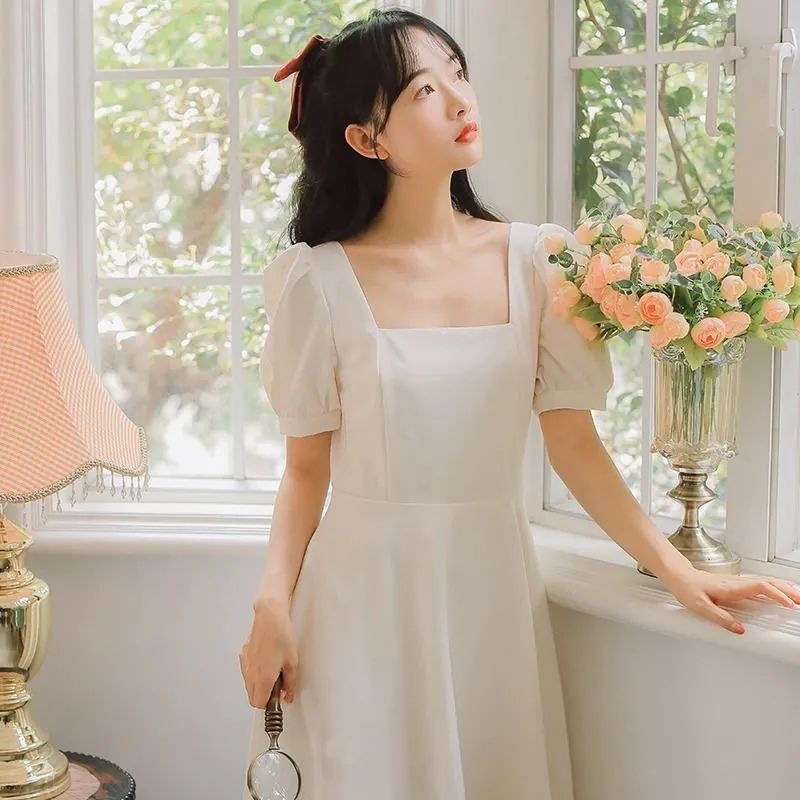 Hepburn style square neck dress for women in summer 2025 new French temperament puff sleeve white skirt for women, slim