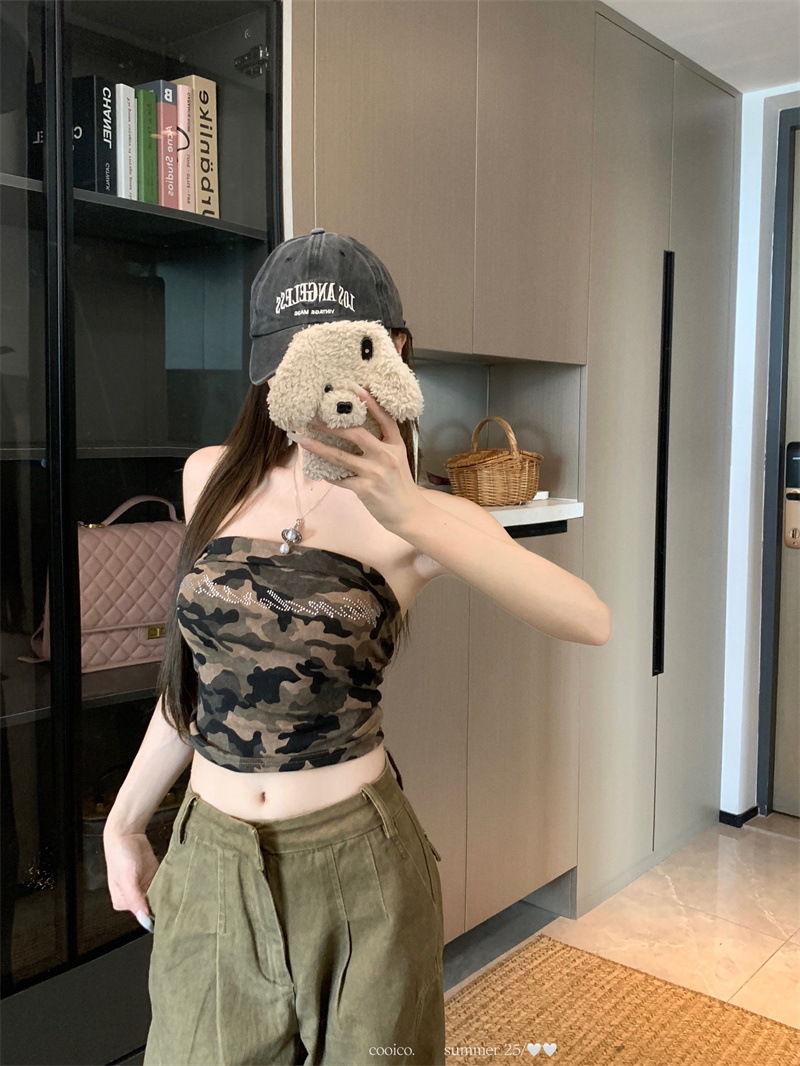 Real shot of hot diamond elastic camouflage strapless American retro hot girl wearing short vest on the back