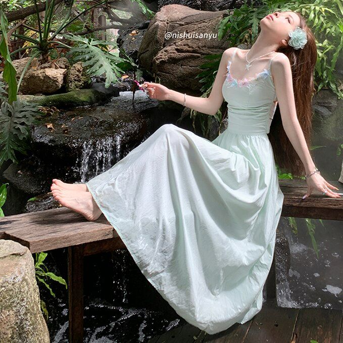 Seaside vacation style green suspender dress for women in summer 2025 new French small temperament long skirt