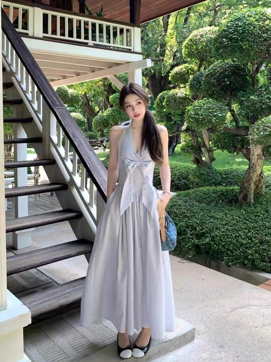 法式V領掛脖露背連衣裙女夏季2025新款設計感束腰蝴蝶結條紋長裙