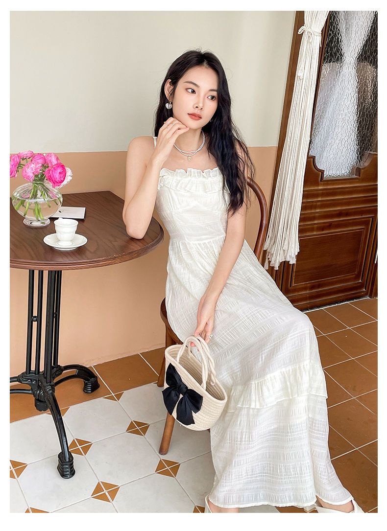 Seaside vacation style high-end exquisite white skirt with a small waist and slim temperament high-end fairy suspender dress