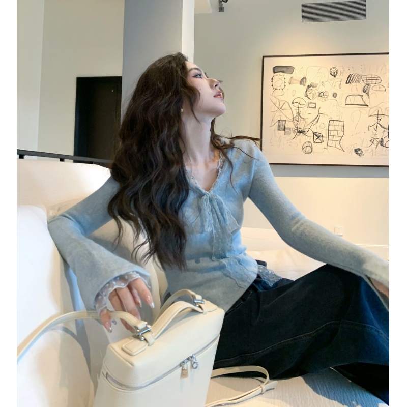 New lace spliced ​​V-neck knitted long-sleeved base shirt for women in autumn and winter, slightly flared cuffs, slim and beautiful top