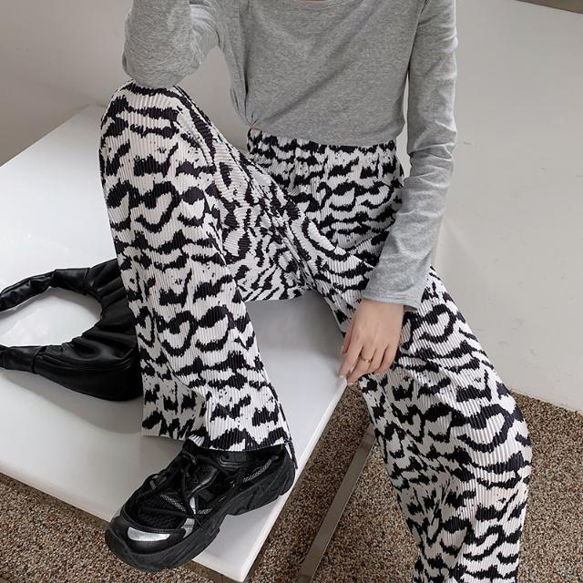 Korean foreign trade Korean version spring and summer new large-size women's black and white pattern rolled wide-leg pants for women's high waist drooping floor pants