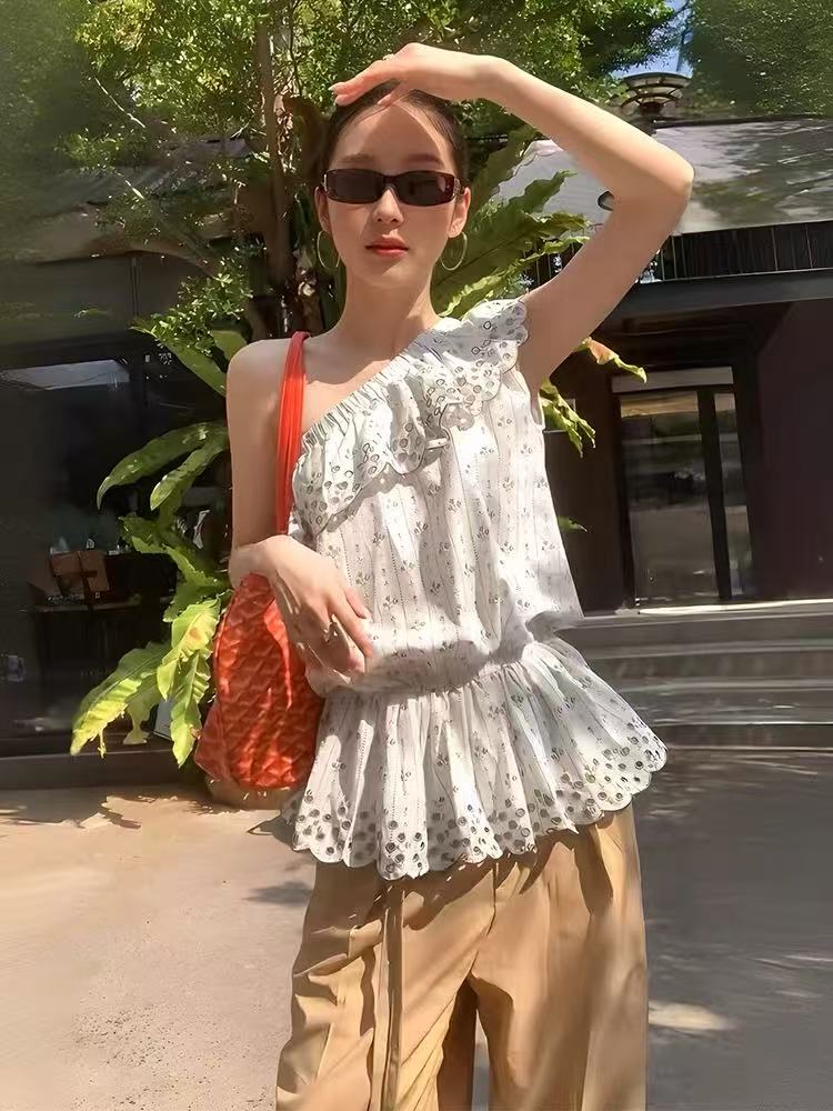 法式斜肩碎花吊帶背心女夏外穿小眾獨特掐腰漂亮鏤空波點露肩上衣